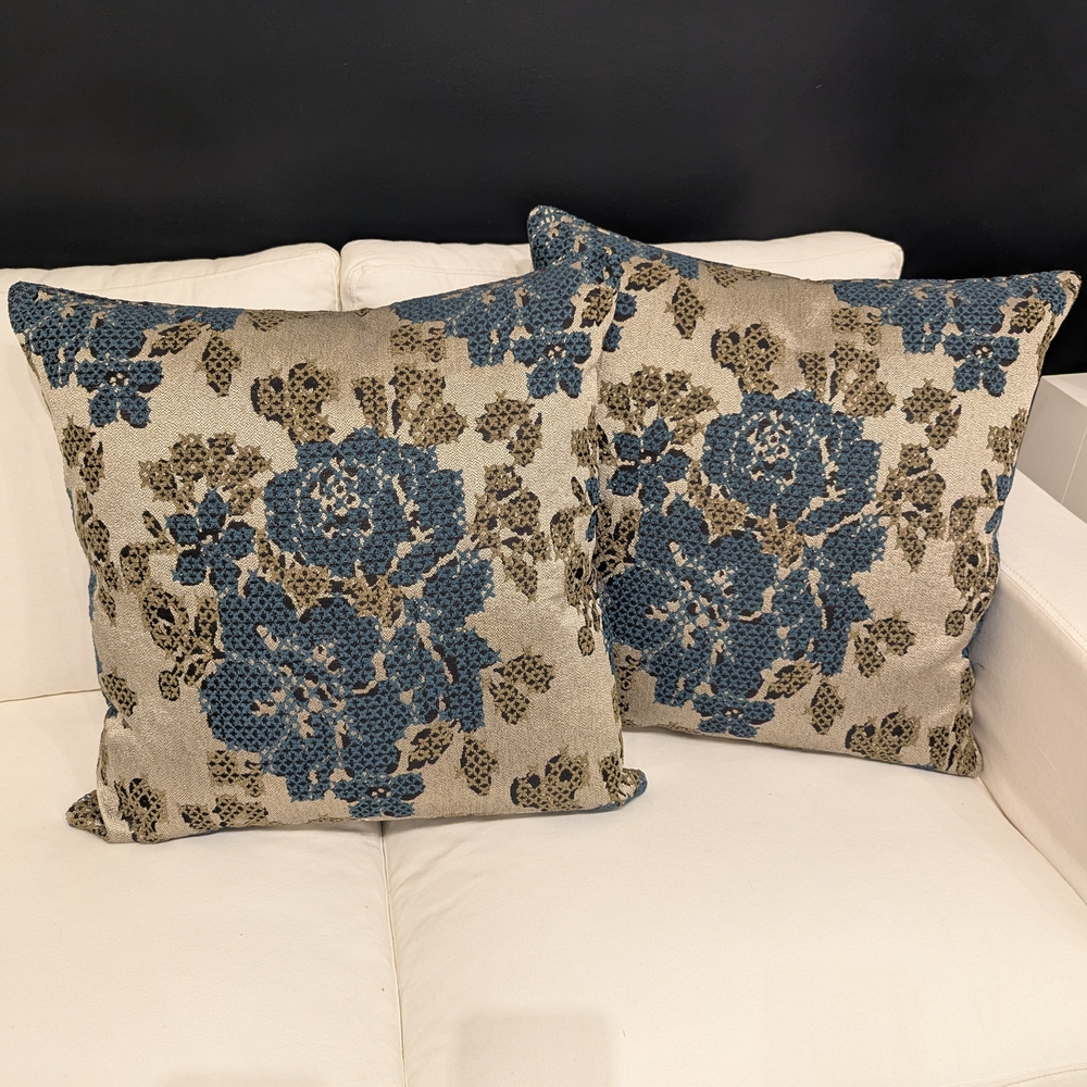 Floral Patterned Throw Pillow Set